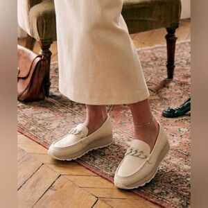 Baretraps Women’s Size 8 Cream Chain-Link Platform Loafers – Excellent Condition